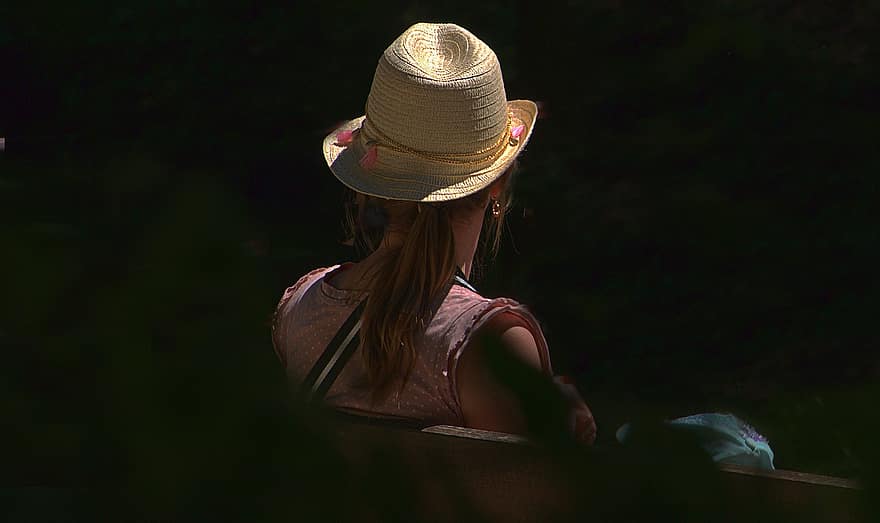 жена, сламена шапка, седя, банка, пейка в парк, лятна шапка, шапка, перспектива, фоново осветление, контраст, нисък клавиш