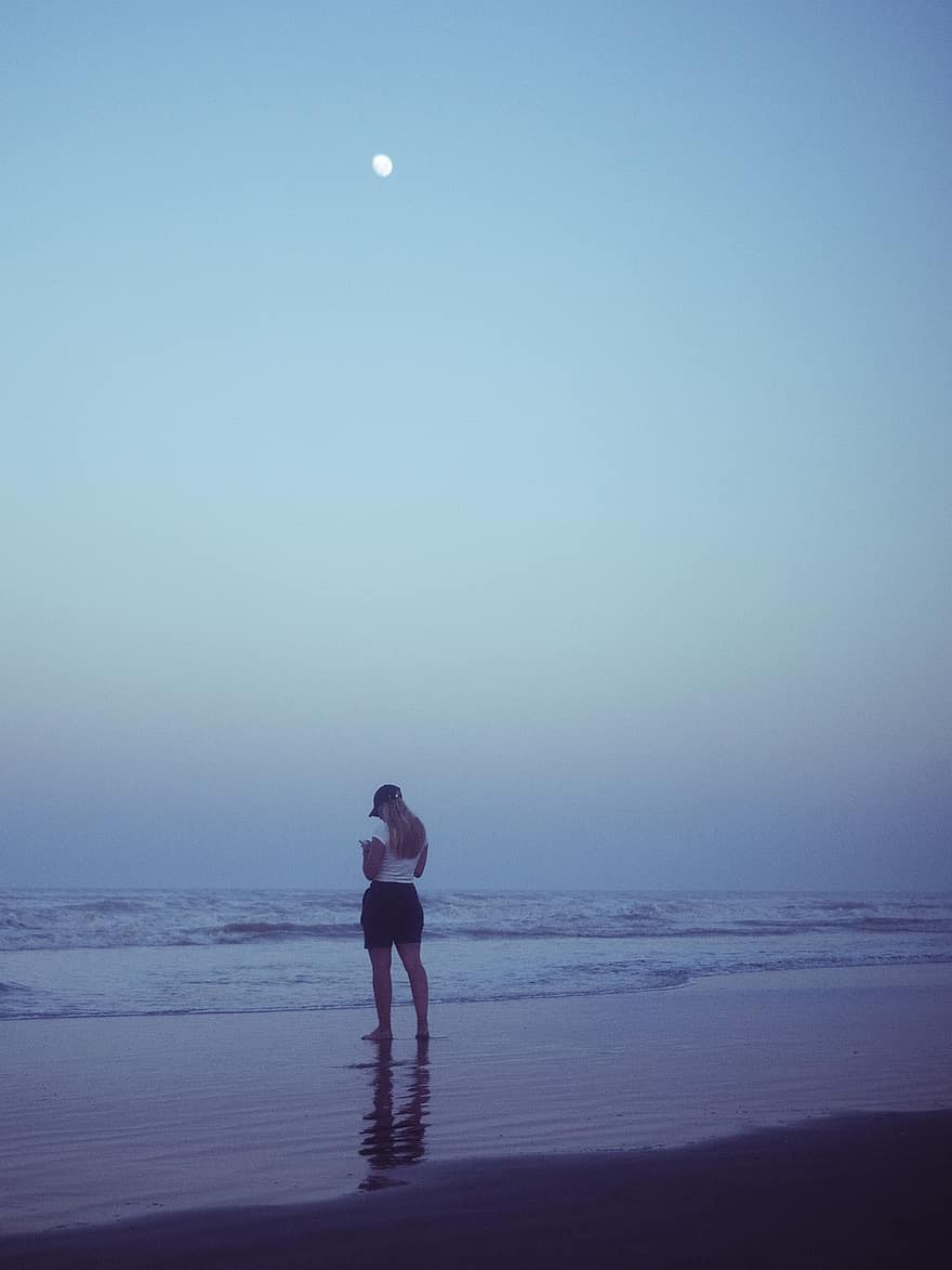 kobieta, plaża, morze, ocean, dziewczynka, woda, księżyc, osoba, zachód słońca, kobiety, sylwetka