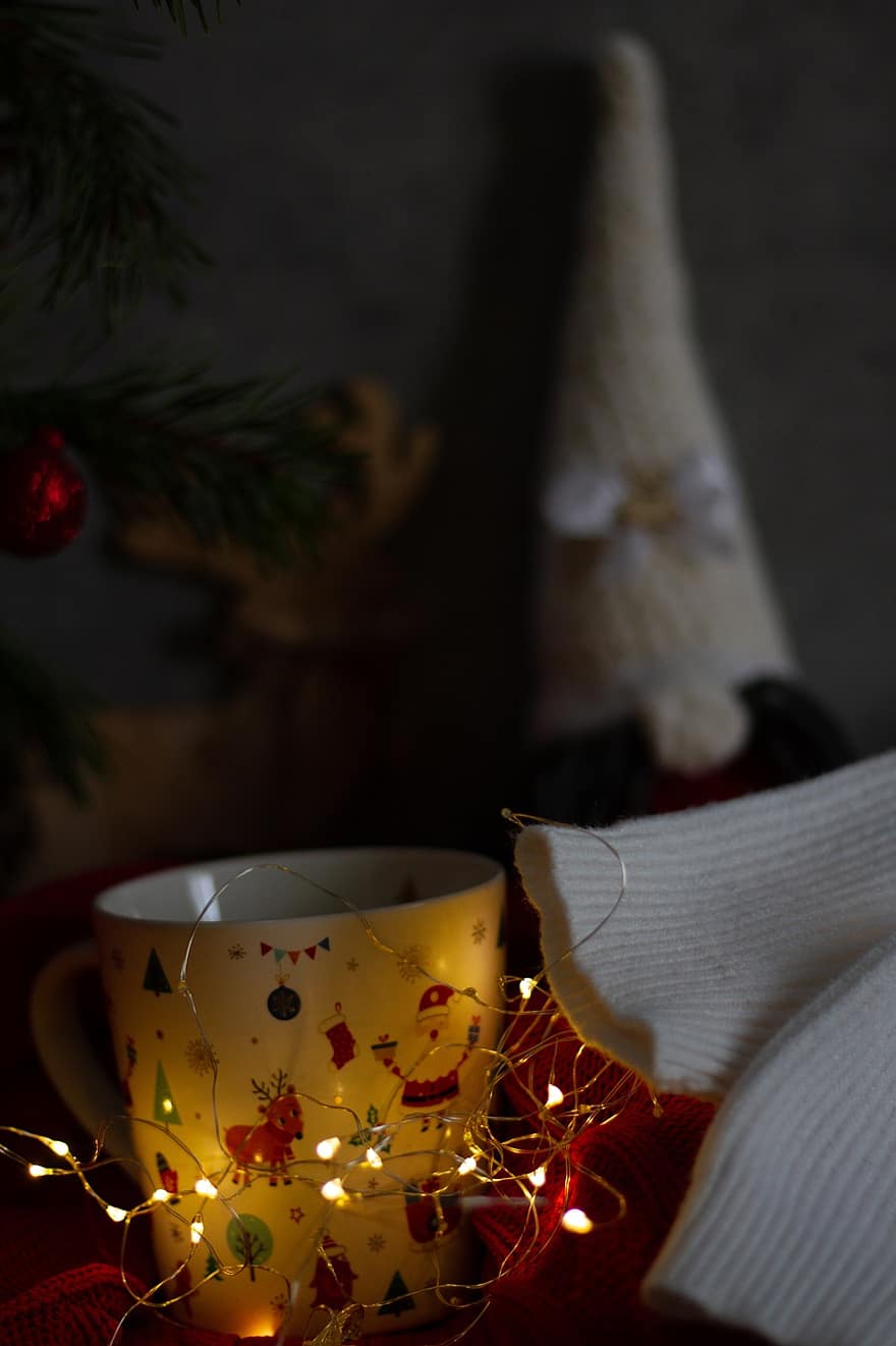 κούπα, Χριστουγεννιάτικα λαμπάκια, κάλτσες, κόκκινη κουβέρτα, ποτό, Χριστούγεννα, Χριστουγεννιάτικη μπάλα, αστέρι, μπιχλιμπίδι, φλιτζάνι, νεκρή φύση