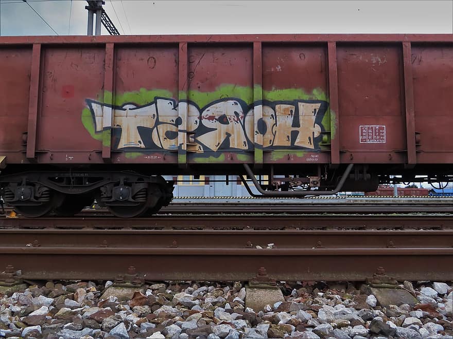 vagonas, traukinys, krovinius, krovinys, geležinkelio, pristatymas, grafiti, vandalizmas, miesto, geležinkelio bėgiai, transportavimas