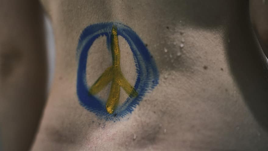 mieru, miera simbols, ķermeņa māksla, ķermeņa krāsa, vīriešiem, pieaugušais, sievietēm, sportu, viens cilvēks, tuvplāns, zils
