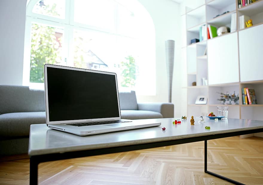 computador portátil, ambiente de trabalho, sala de estar, escritório em casa, macbook, mesa, brinquedos, sofá, janela, apartamento