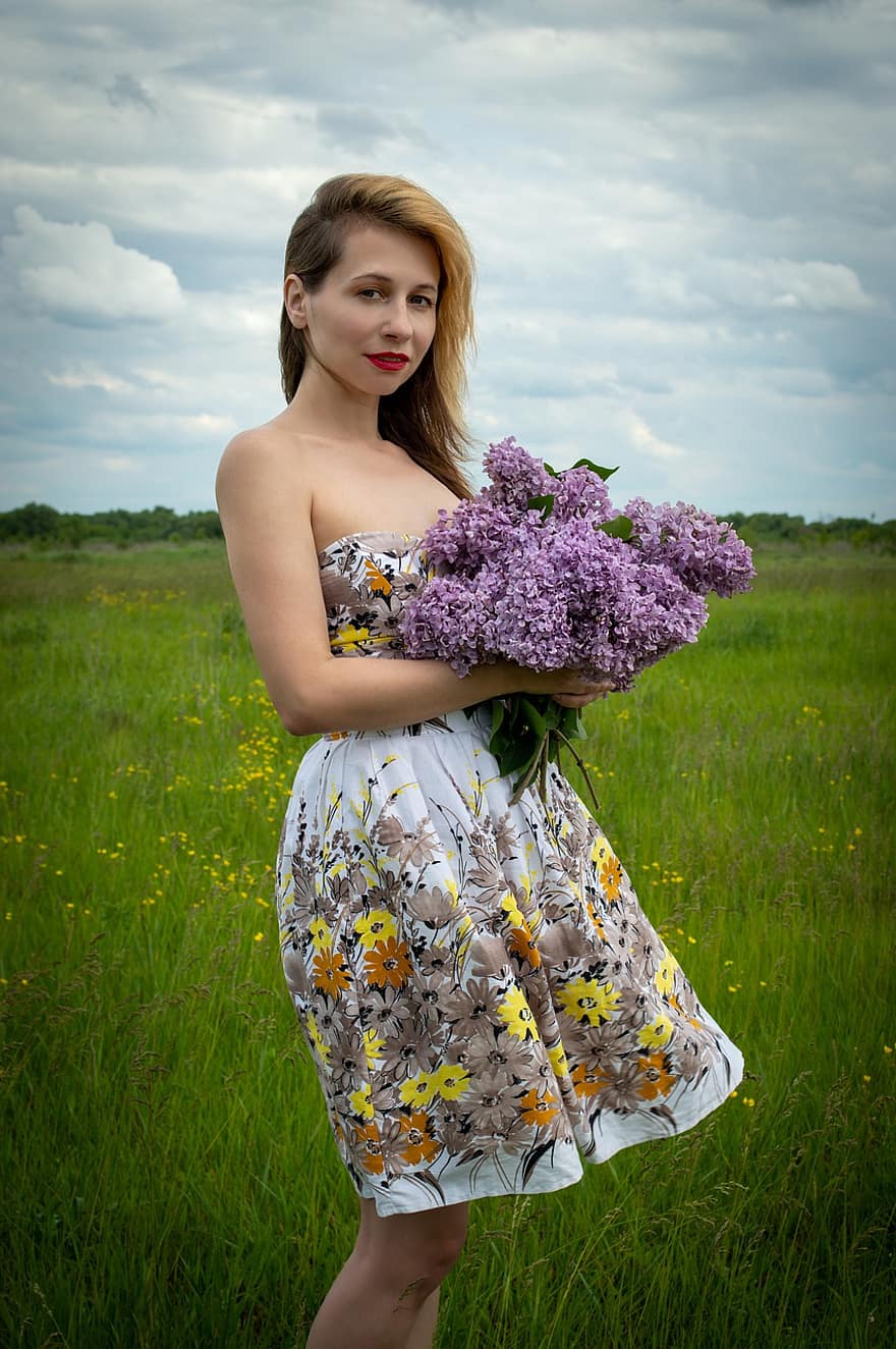 wanita, potret, alam, buket ungu, bunga-bunga, bidang, berjalan-jalan, di negara, pose, model, angin