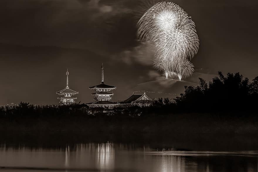tűzijáték, Yakushiji templom, Japán, évszak, Az ókori Nara történelmi emlékei, éjszaka, építészet, híres hely, városkép, szürkület, fekete és fehér