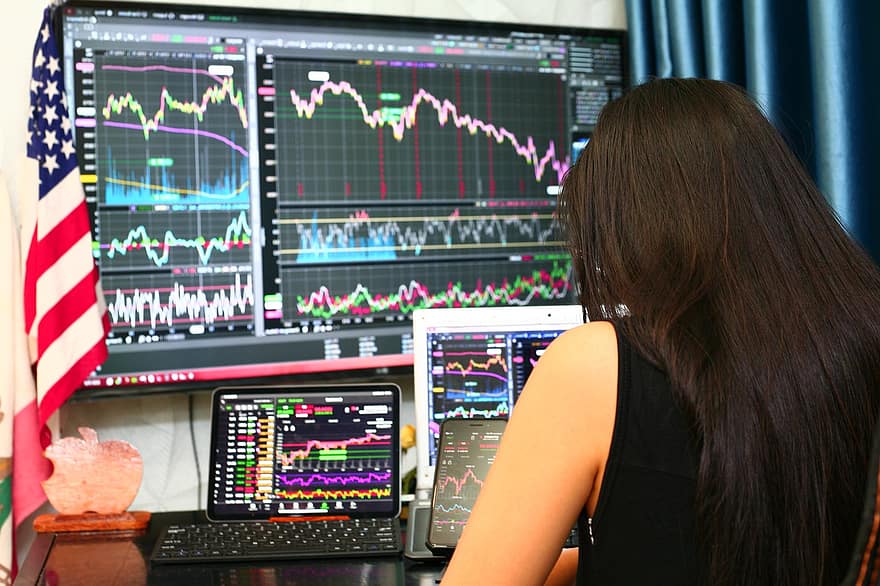 femeie, calculator, stoc, piaţă, diagramă, jos, S P 500, nasdaq, NYSE, Cboe, Bitcoin
