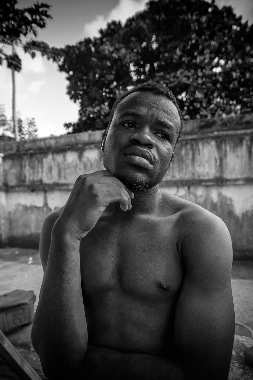 Mann, Denken, Porträt, Schwarz und weiß, Nigerianer, afrikanischer Mann, nachdenklich, mit nacktem Oberkörper, Lagos