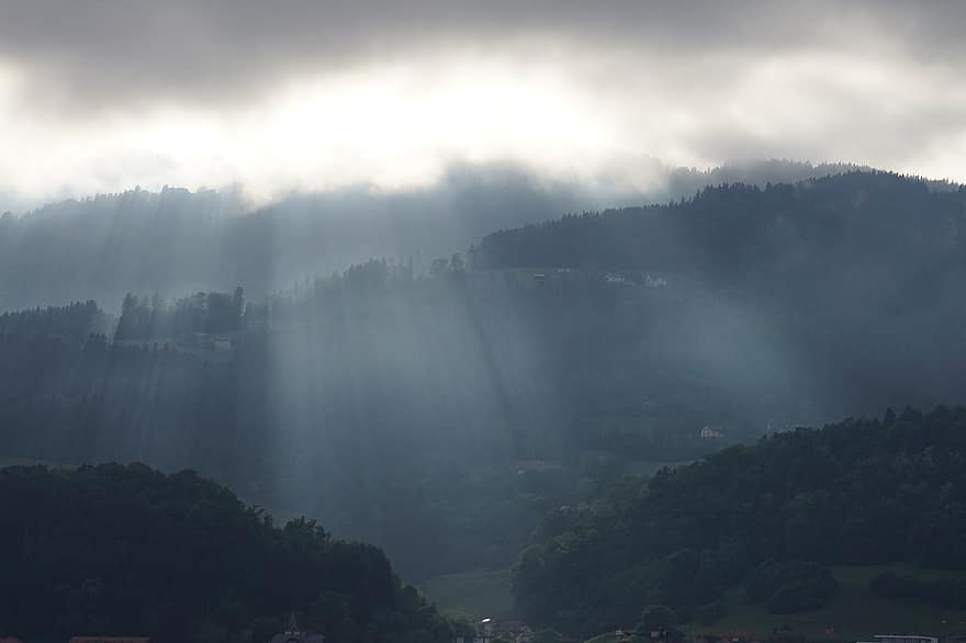 山岳、雲、曇り、森林、太陽の光、影付き、自然、山、風景、木、霧