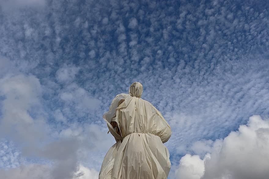 statua, rzeźba, owinięty, Plastikowy, ochrona, chmury, niebo, jardin des tuileries, Muzeum w Luwrze, Paryż, Francja