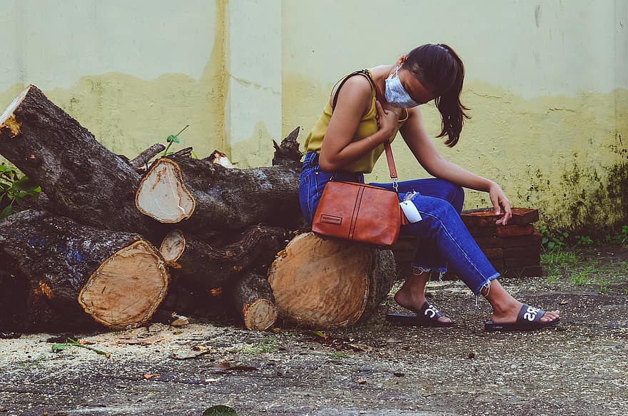 女の子、フェイスマスク、ログ、木の幹、座る、座っている、一人で、ファッション、自然、屋外、マスク