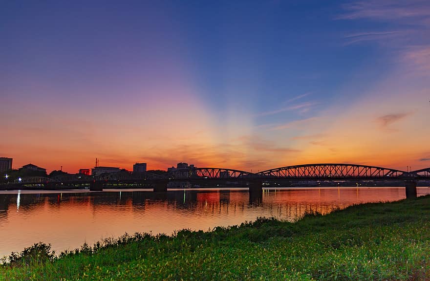 puente, río, banco, orilla del río, puesta de sol, oscuridad, crepúsculo, infraestructura, rayos de sol, Río huong, amanecer