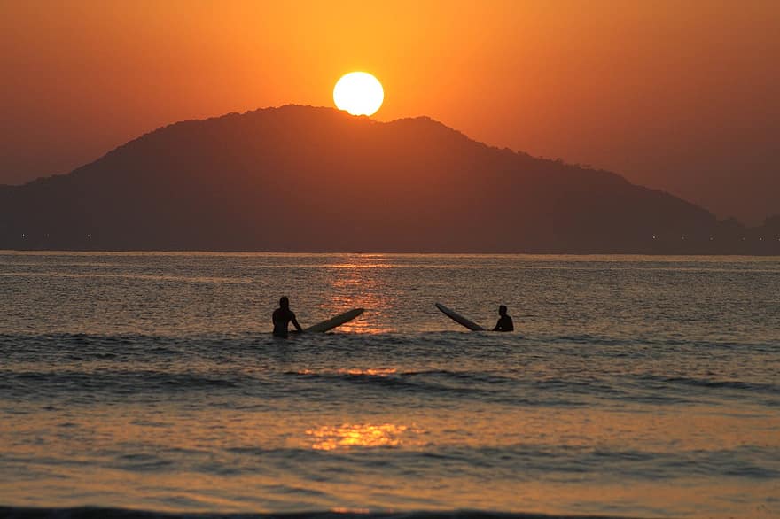 wschód słońca, surfing, morze, sylwetka, słońce, światło słoneczne, surfować, surferzy, wakacje, wolny czas, turyści