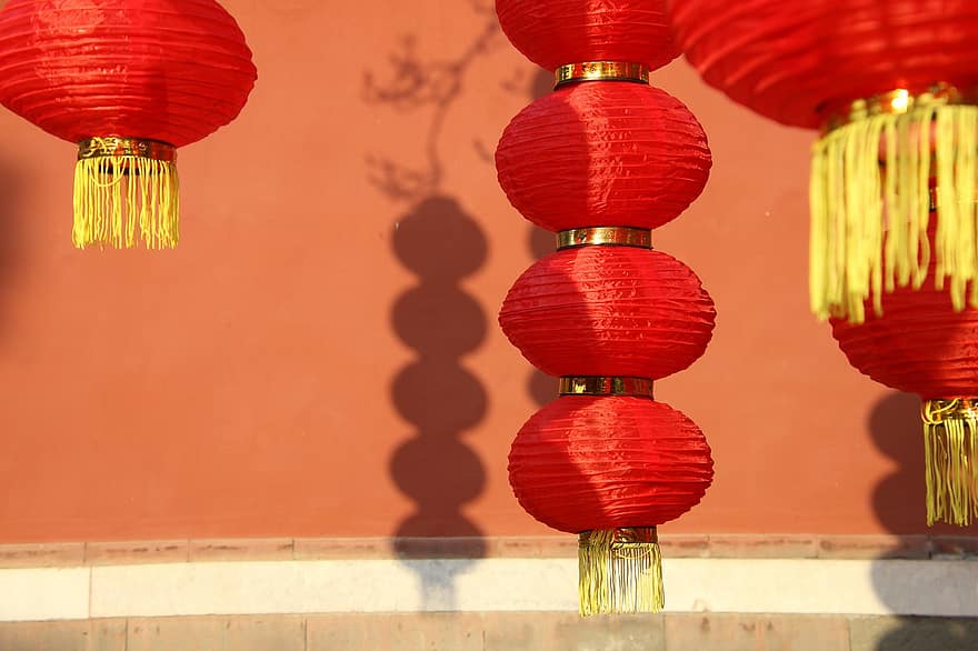 Lanternes Chinoises, pendaison, nouvel An, des lanternes, lanternes rouges, lanternes de papier, hiver, décoration, décor, ancien mur, lumière et ombre