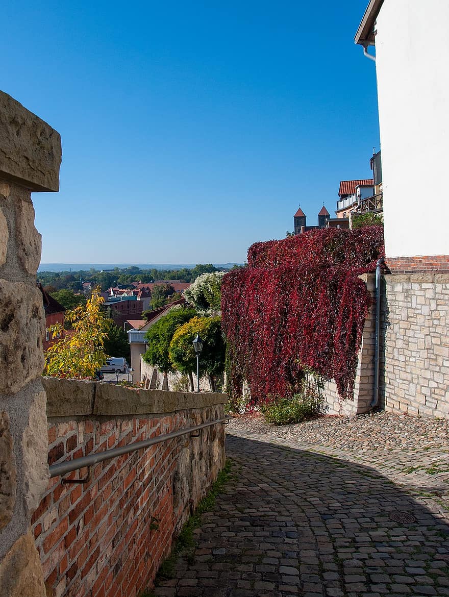 Quedlinburg, ซอย, หมู่บ้าน, เมืองเล็ก ๆ, สถาปัตยกรรม, ฤดูร้อน, ภายนอกอาคาร, ฉากชนบท, cityscape, ต้นไม้, สีน้ำเงิน