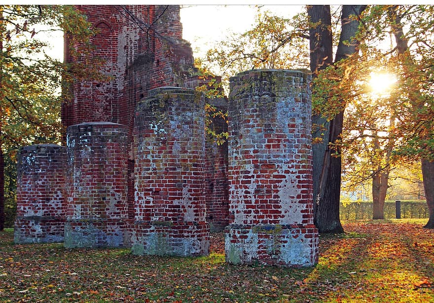 ruines du monastère, Greifswald, Allemagne, Eldena, l'automne, ruines de briques, architecture, arc rond, vieil immeuble, ruines