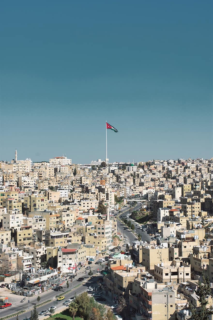 Budynki, Miasto, flaga, maszt flagowy, Amman, Jordania, Cytadela Ammana, cytadela, niebo, ulice, widok miasta