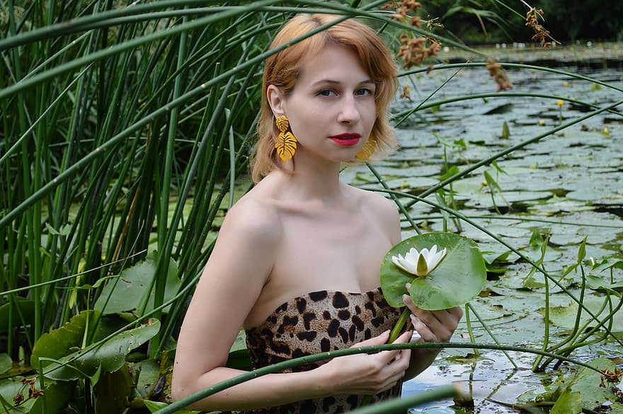лилия, лотос, водна лилия, жена, портрет, Фотосесия във водата сред природата, Момиче близо до водата, малка река, момиче, рокля, река