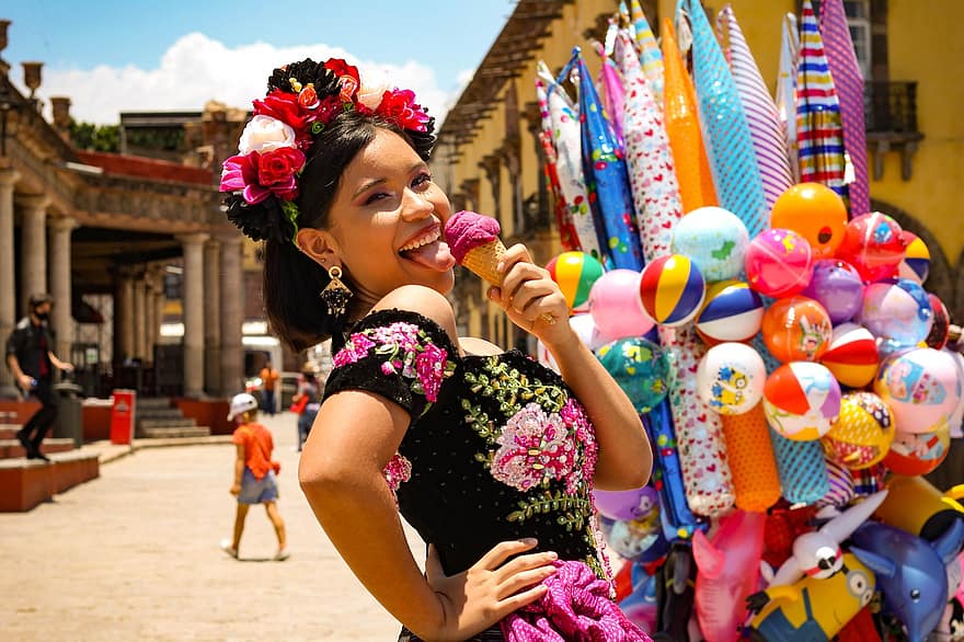 noia, gelat, disfressa tradicional, mexicà, feliç, dona, menjar, postres, retrat