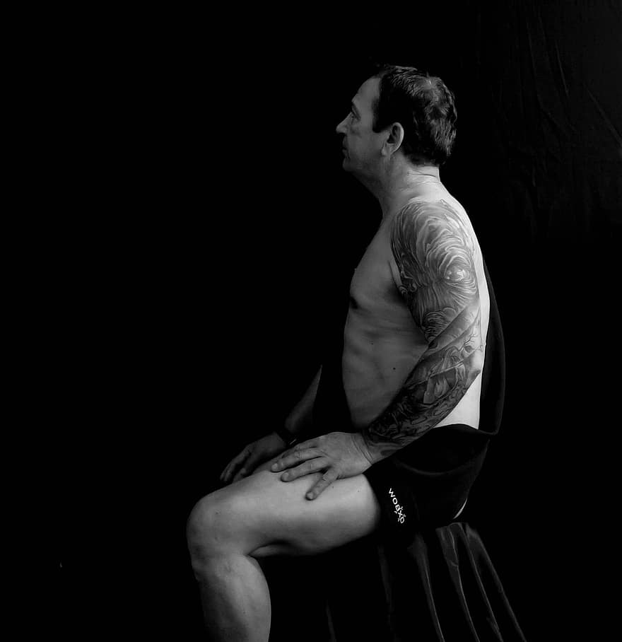 home, retrat, assegut, blanc i negre, tatuatge, personatge, només