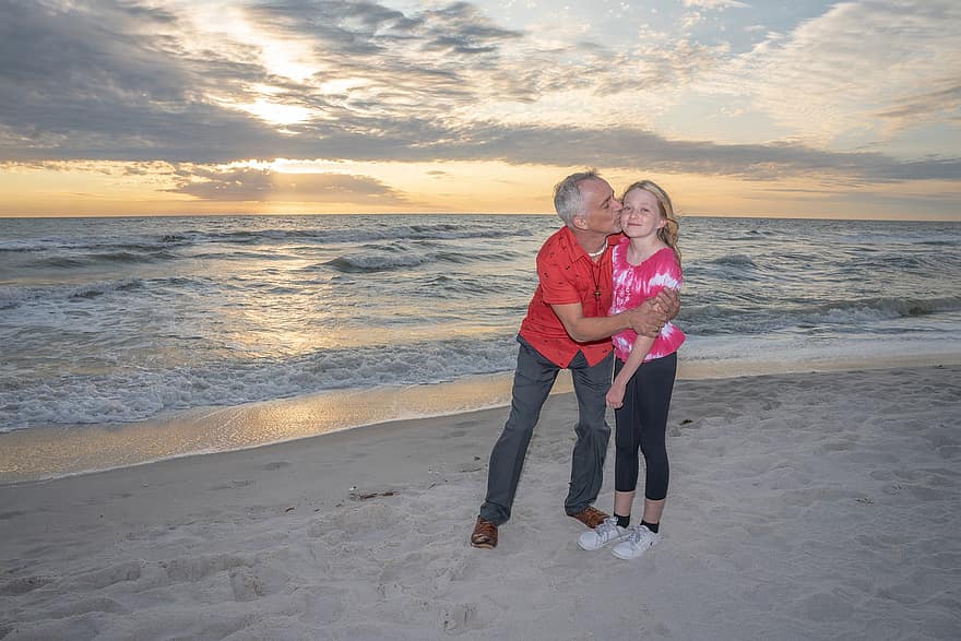 pai, filha, beijo, período de férias, por do sol, de praia, mar, ao ar livre, amor