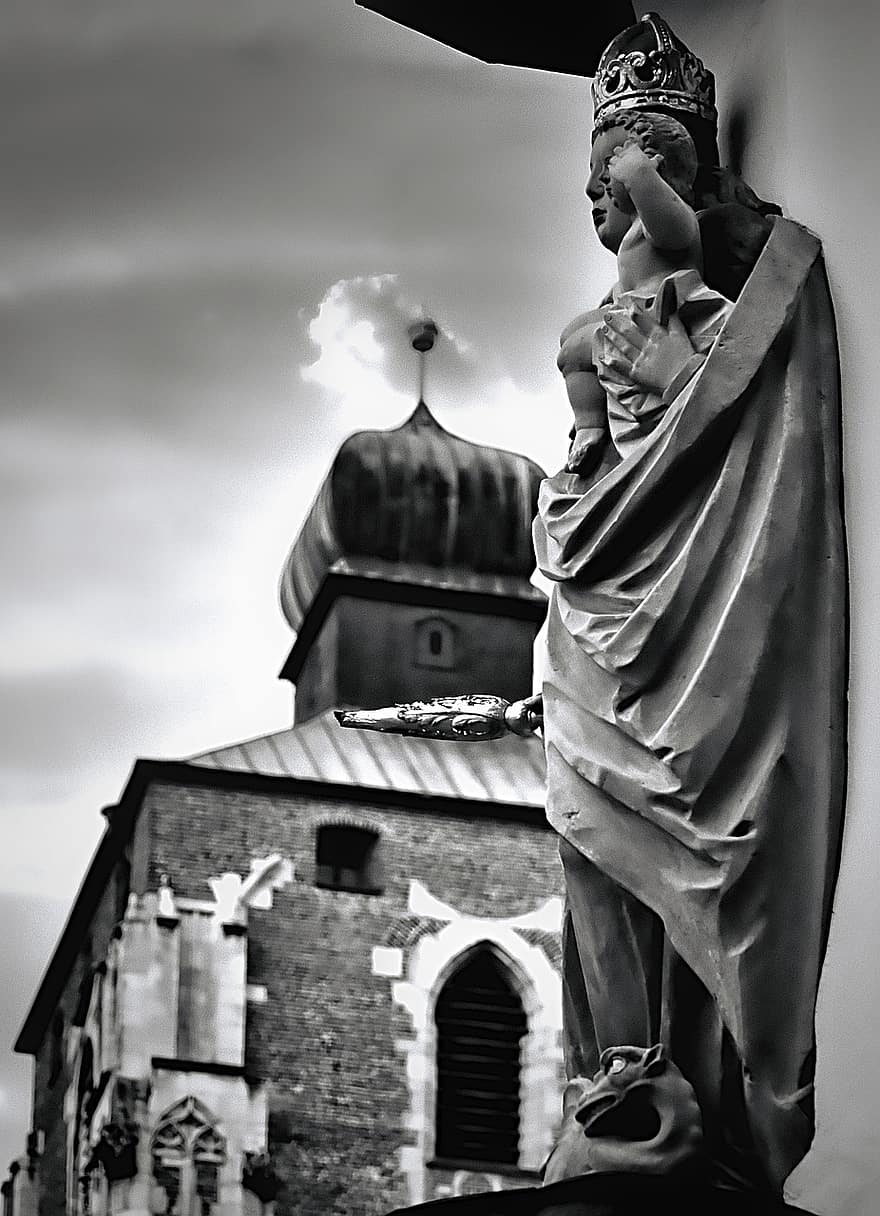 църква, статуя, Германия, улична фотография, Инголщат, град, Черно и бяло, в центъра, готическа архитектура, християнство, религия