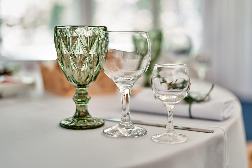 bicchieri, servendo, banchetto, impostazione della tabella, tavolo, bicchiere, avvicinamento, alcool, bicchiere di vino, lusso, celebrazione