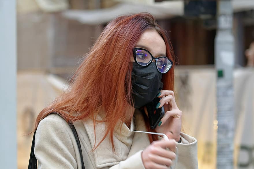 mulher, quase, óculos, chamada telefónica, máscara falsa, a pandemia, exterior