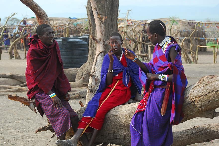 Maasai mannen, stam, Tanzania, traditionele klederdracht, tribale cultuur, gemeenschap, inheemse volkeren, Afrika, mannen, Afrikaanse etniciteit, culturen