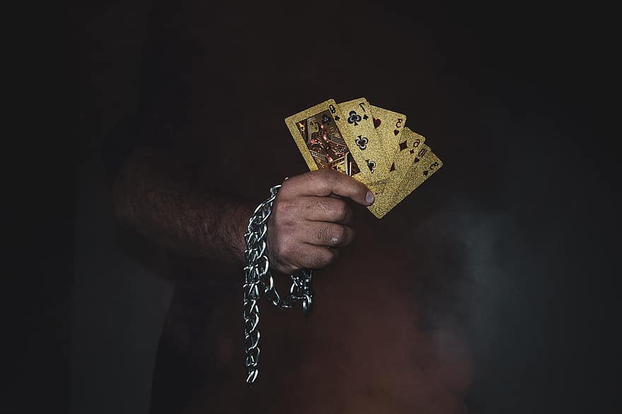 kortit, pelikortit, Pata kuningatar, taikuri, taika-, savu, punainen savu, ketju, metalliketju, metalli-, käsissä