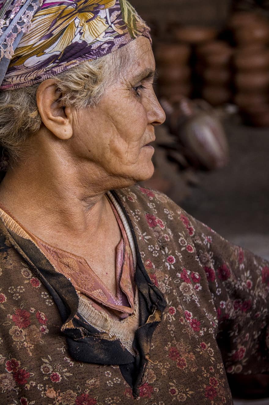 gammal kvinna, äldre kvinna, kvinnor, senior vuxen, kulturer, en person, inhemsk kultur, vuxen, traditionell klädsel, porträtt, indisk kultur