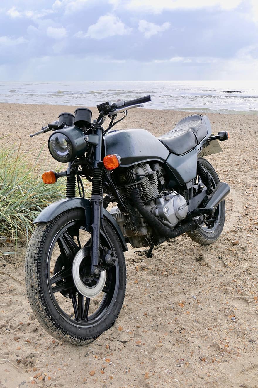 klassieke motorfiets, strand, kust, zwarte motor, zee, strand gras