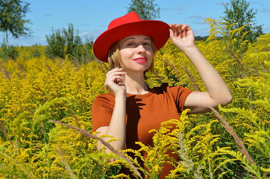 Frau, roter Hut, Feld, Blumen, Pflanzen, Flora, blühen, Mädchen, Lächeln, glücklich, Pose
