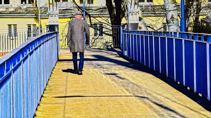 tiltas, vyras, vaikščioti, miestas, miesto gyvenimas, vyrai, vienas asmuo, suaugusiųjų, architektūra, gyvenimo būdą, dieną