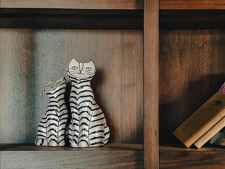pisici figurine, raft de cărți, decoratiune interioara, decor, design interior, lemn, pisica domestica, în interior, drăguţ, animale de companie, felin