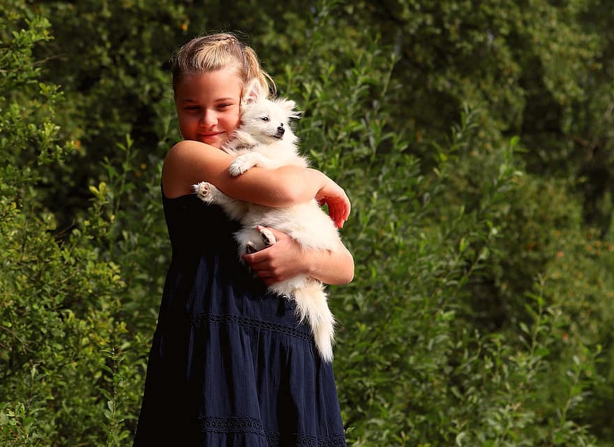 κορίτσι, σκύλος, αγκαλιάζω, κατοικίδιο ζώο, κουτάβι, ζώο, παιδί, νέος, Παιδική ηλικία, χαρούμενος, εναγκαλισμός