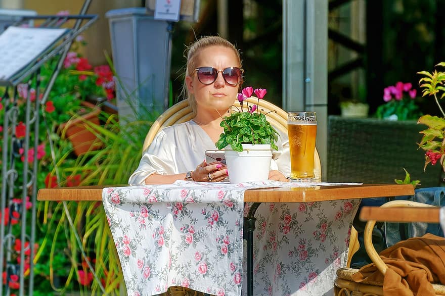 kvinne, person, ung, solbriller, blomster, bord, terrasse, Amerika, glass, øl, smarttelefon