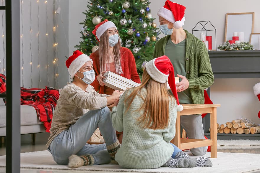 Karácsony, emberek, bemutatja, ajándék, fa, Télapó, kalap, karácsony, barátok, család, covid-19