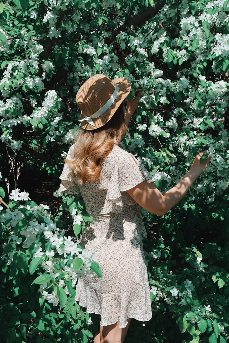 женщина, цветы, шапка, девушка, радость, летом, волосы, милый, на открытом воздухе, платье, весна