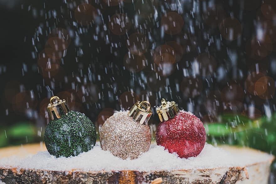 boules de noel, neige, Noël, hiver, gel, chute de neige, boules de noël, décorations de Noël, décor de noël, ornements, babioles