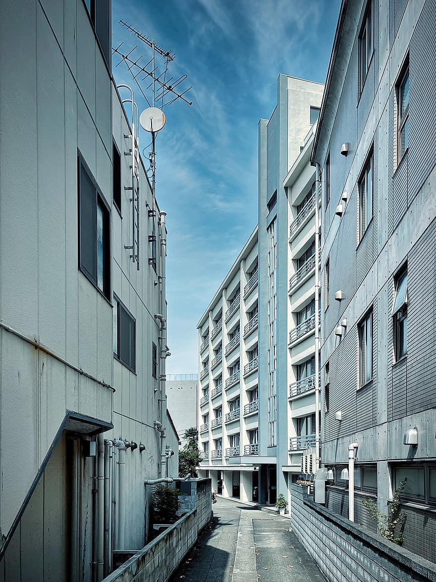 일본, 골목, 건물들, 건축물, 건물 외장, 내장 구조, 창문, 도시의 삶, 현대, 도시 풍경, 푸른