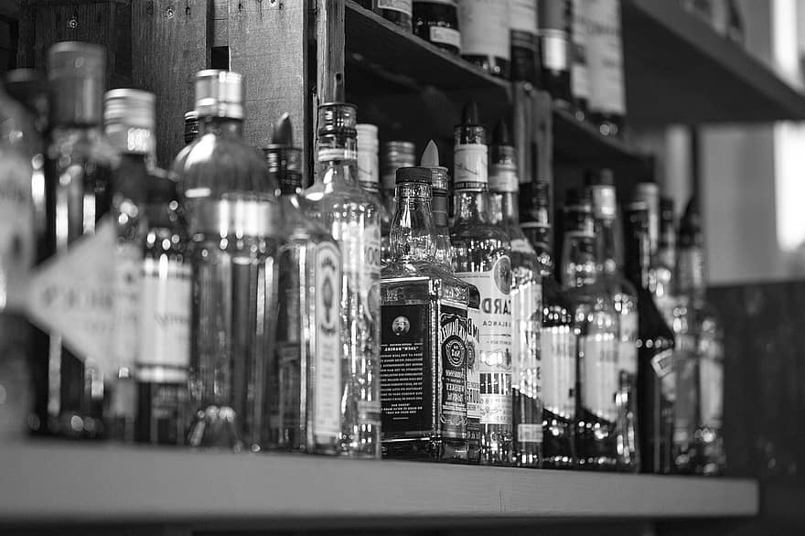 Spirituosen, Schwarz und weiß, Alkohol, Getränk, getränke, Sucht, Serie, Regal, Glas, Flaschen, Etiketten