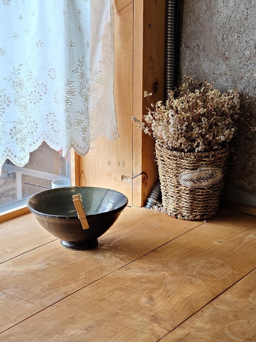 miska, naczynia, zastawa stołowa, roślina, wewnątrz, drewno, pokój domowy, wnętrze domu, posadzka, okno, stół